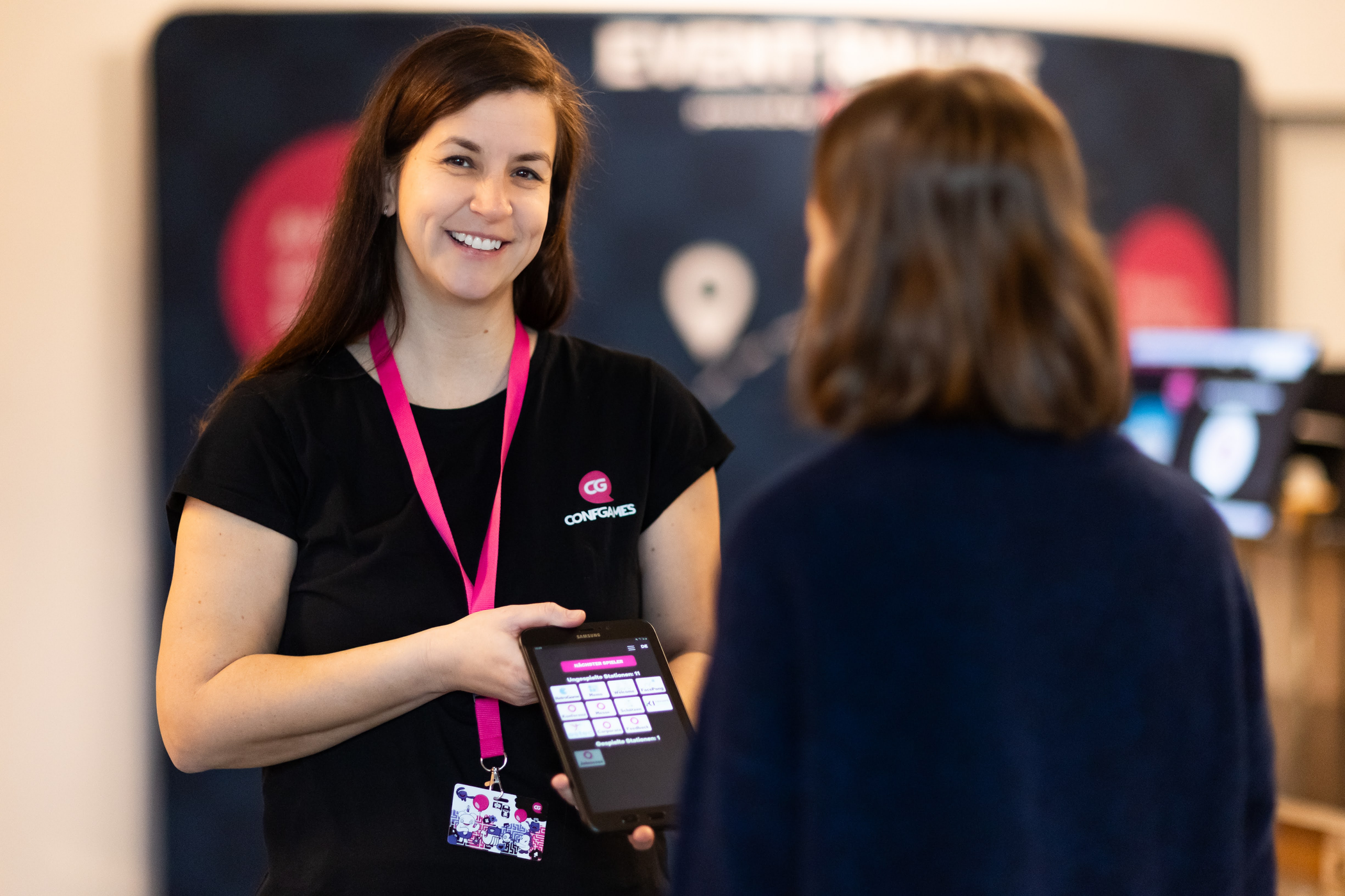 Manuela präsentiert eine confgames station einen Spieler
