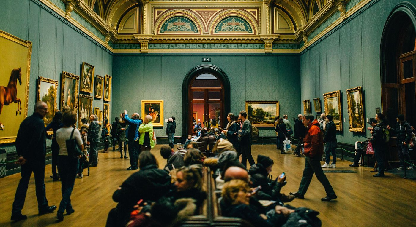 Kunstmuseum mit vielen Besuchenden